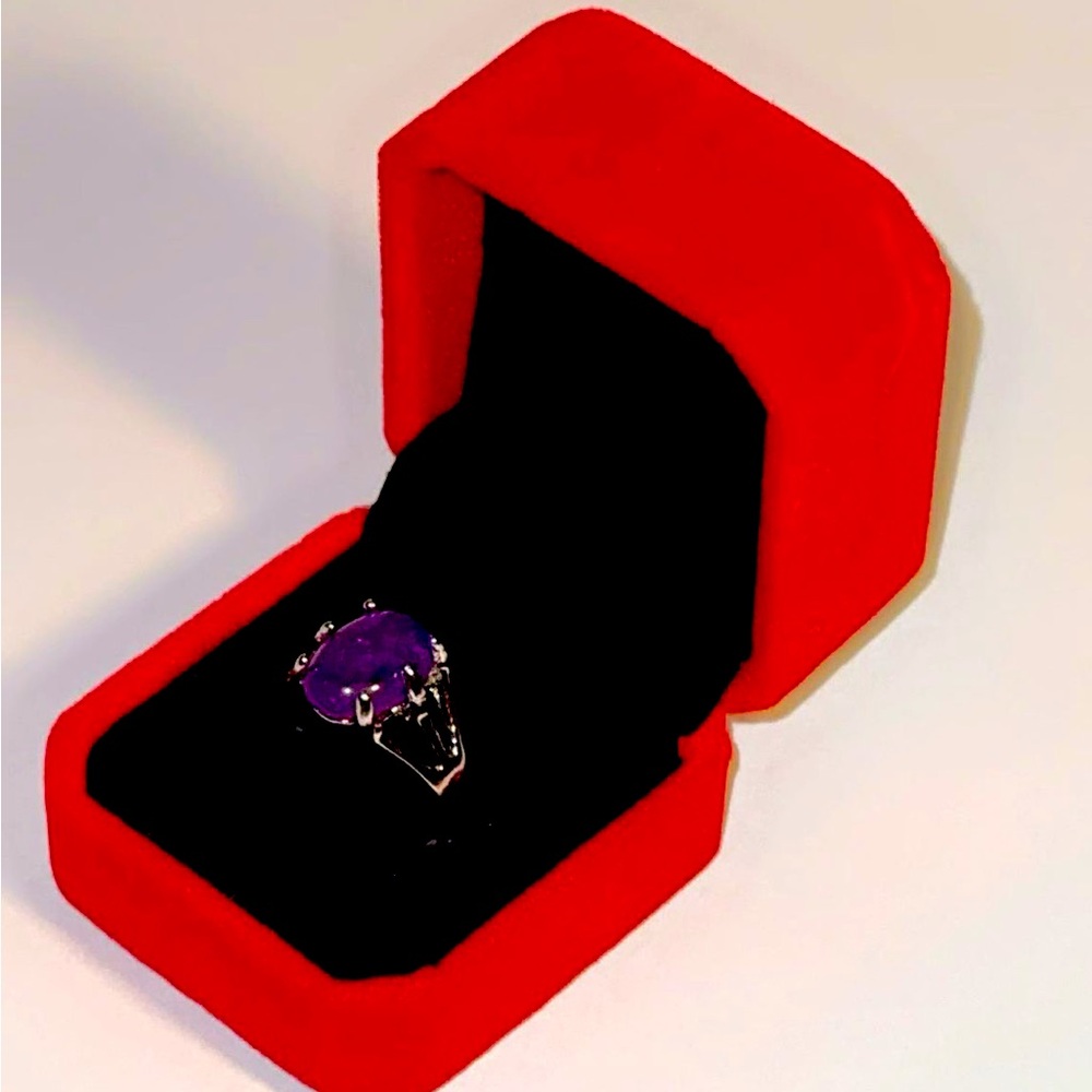 Gorgeous brand new purple stone ring